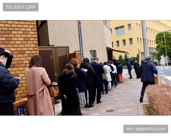 唐佳豪同一天：深夜五星餐厅账单，早晨巷口拎便当排队，笑到不行